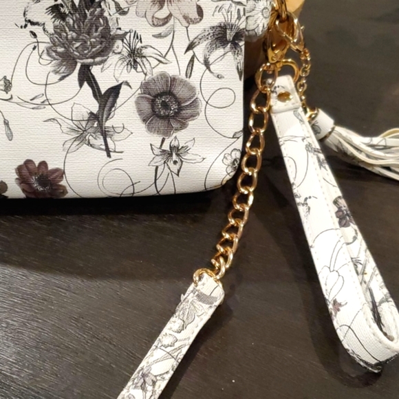 Cute floral crossbody - Picture 8 of 8